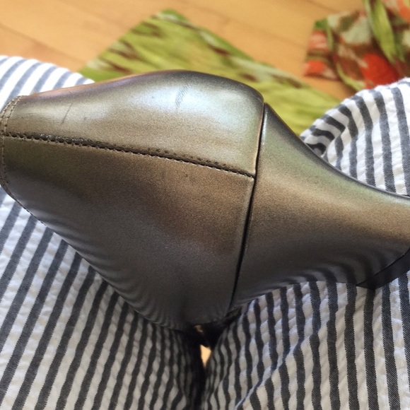 Ferragamo 2” heels silvery gold color 8 AA - Picture 4 of 6